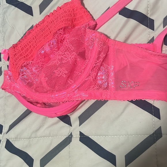 Fenty , bright pink bra - Picture 3 of 4